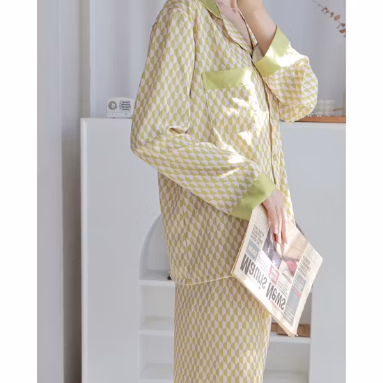 Hochwertiges Langarm-Pyjama-Set aus Seidenstoff